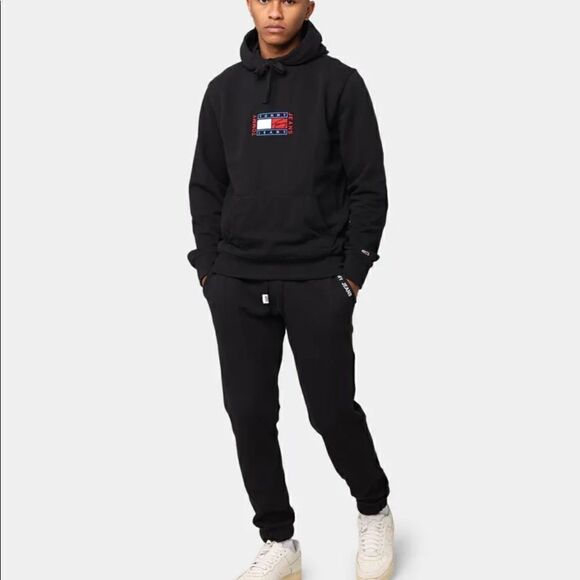 TOMMY JEANS - Timeless Tommy Hoodie - Picture 2 of 6